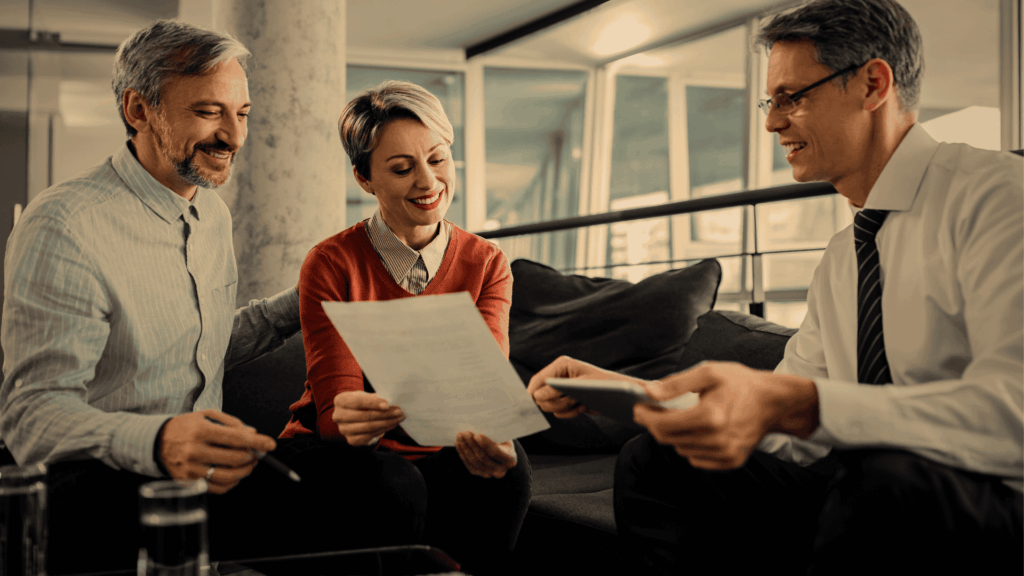 Sócios com corretor de seguros analisando as melhores propostas de seguro empresarial