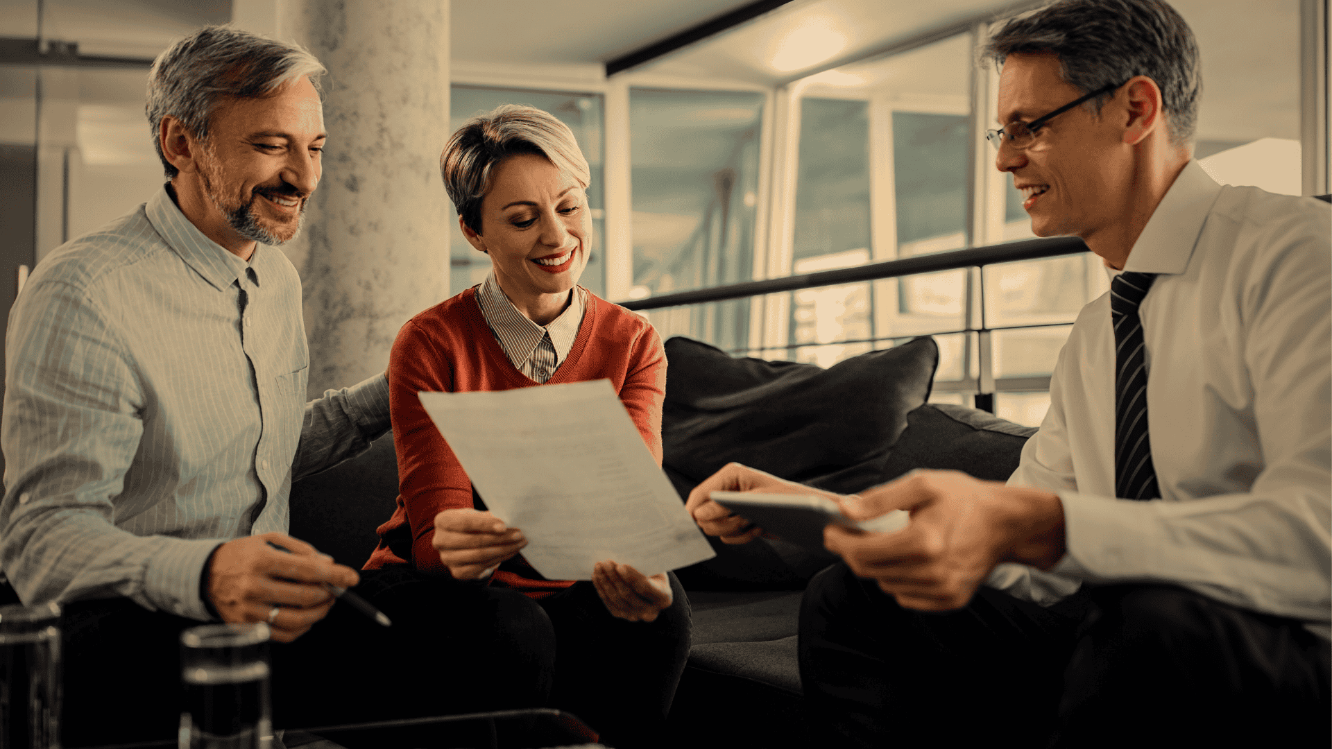 Sócios com corretor de seguros analisando as melhores propostas de seguro empresarial