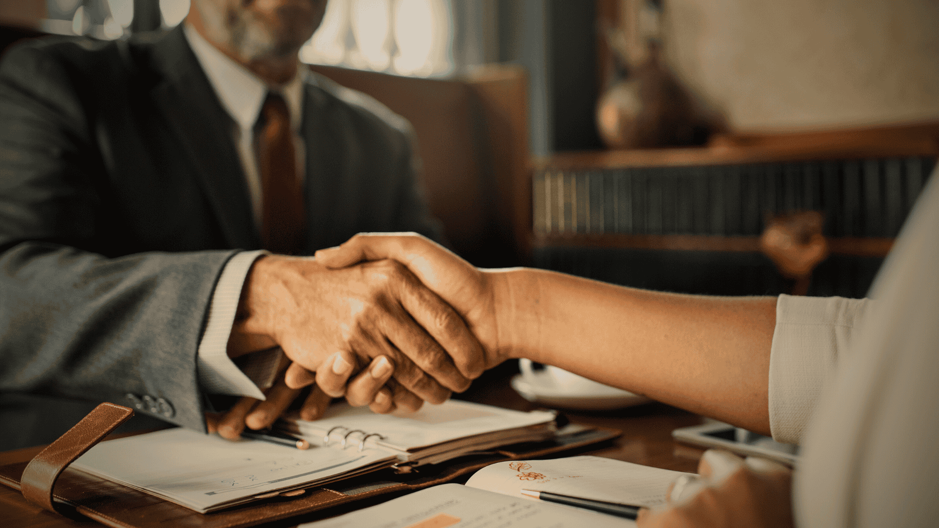 Empresário fechando o seguro de responsabilidade civil para sua empresa com o seu corretor de seguros