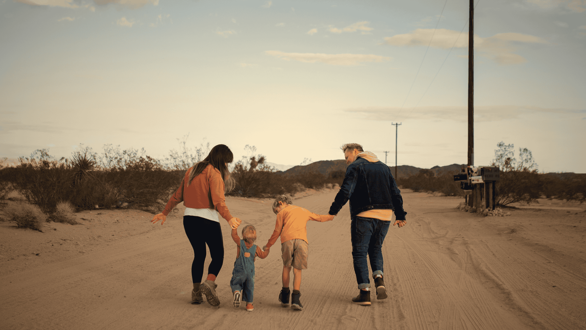 Um casal com dois filhos caminhando juntos